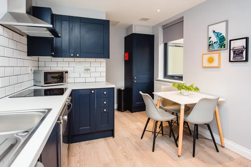 Flat F, 25 Lister Gate - Luxury 3 Bed City Centre Apartment - Thumbnail 8